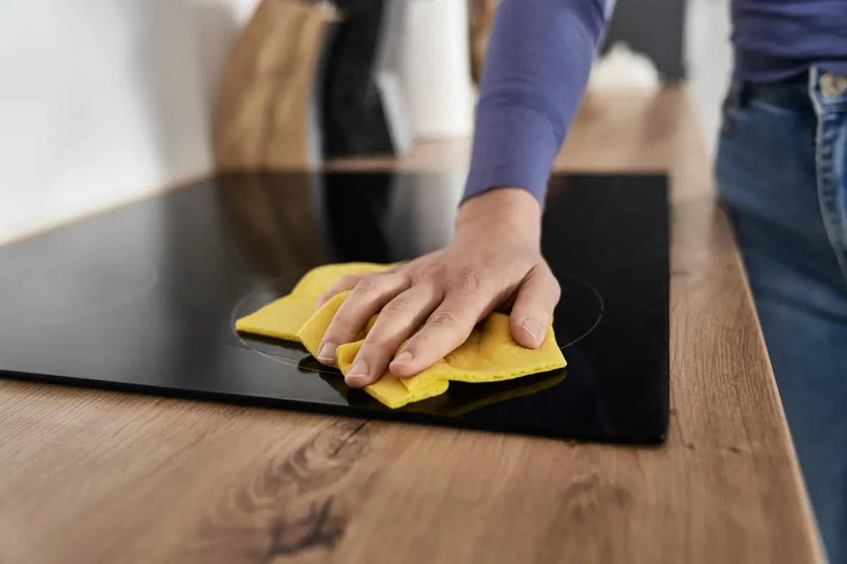 Astuce simple pour retirer du plastique fondu d'une plaque de cuisson