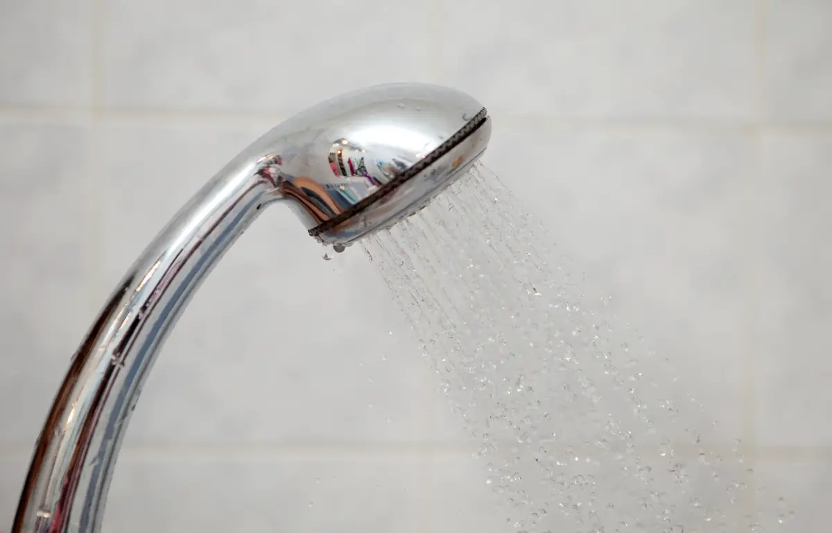 Pourquoi un sac plastique dans la douche peut vous simplifier la vie !