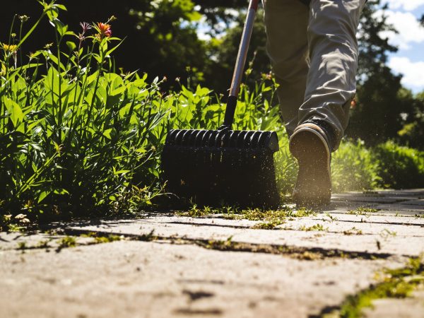 Jardinier_utilisant_désherbant_naturel