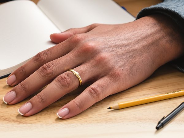 main_ongle_long_auriculaire