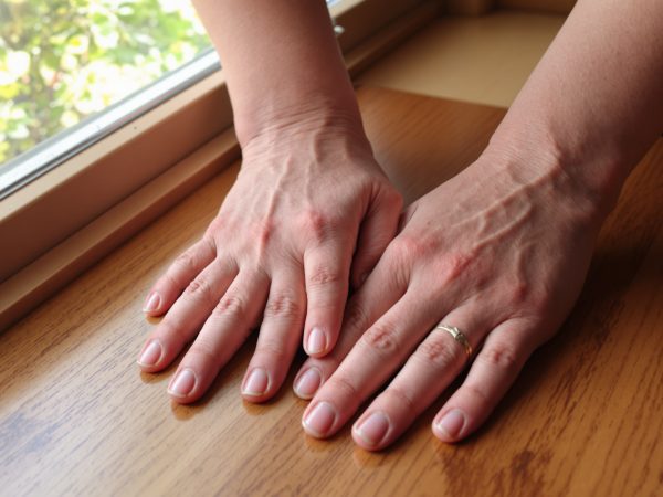 mains_ongles_naturels_table