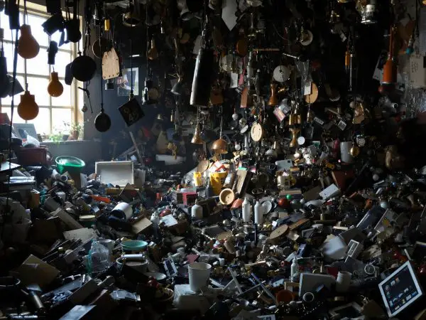 piece_encombrée_lumineuse