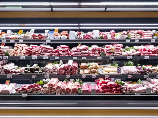 rayon_viande_supermarché_lumineux