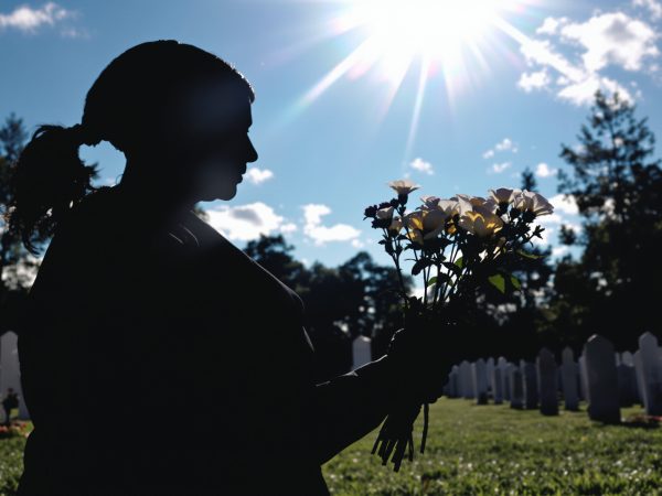 recueillement-tombe-fleurs