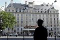 Maire d’Aix-en-Provence forcée de vivre à l’hôtel de ville sous protection