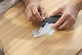 Astuce velcro : dites adieu à la chasse interminable des télécommandes disparues