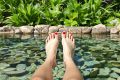 Remèdes naturels contre pieds enflés : astuces efficaces à découvrir