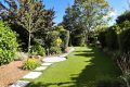 Nettoyer vos galets blancs : 8 astuces naturelles pour un jardin éclatant