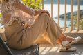 Brigitte Macron révolutionne le style officiel avec des baskets blanches au G7