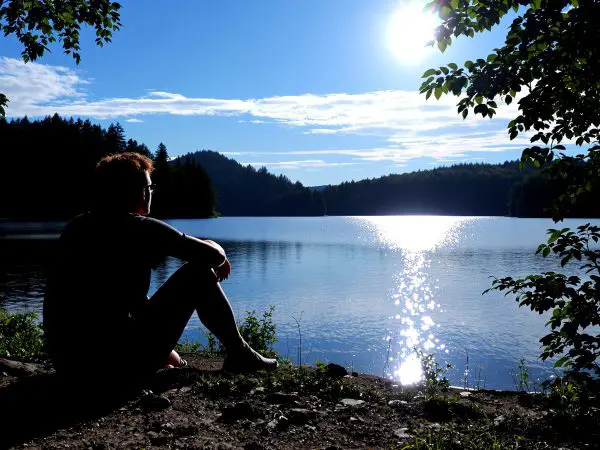 Réflexion au bord du lac