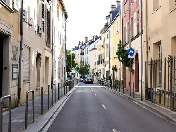 Rue barricadée en ville