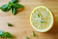 Astuces médiévales : chassez les mouches avec un simple citron