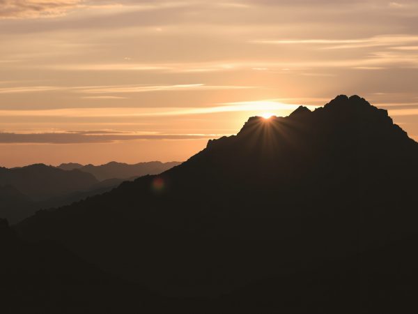 contemplation_montagne_soleil_levent