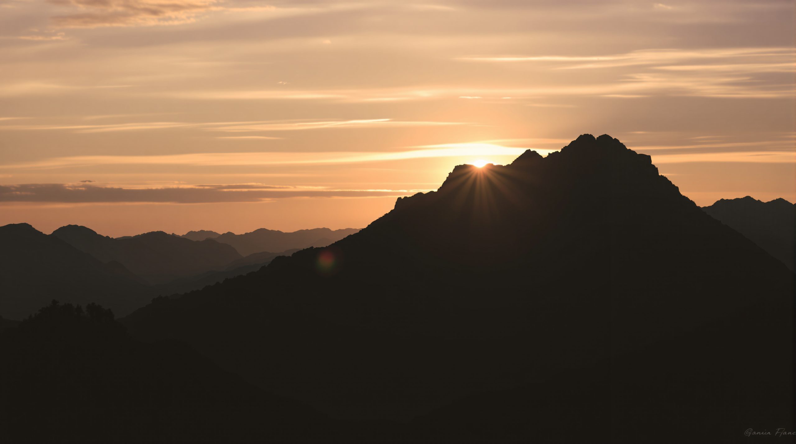 contemplation_montagne_soleil_levent