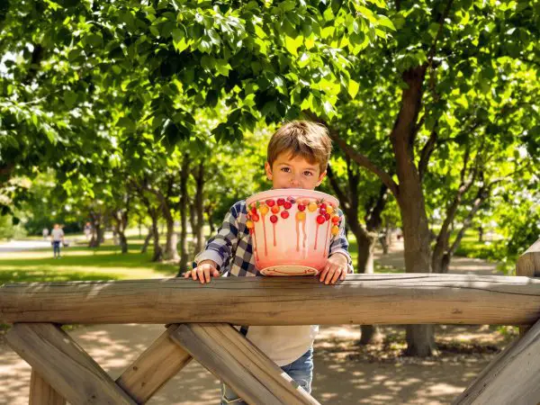 enfant-batonnet-glace-parc