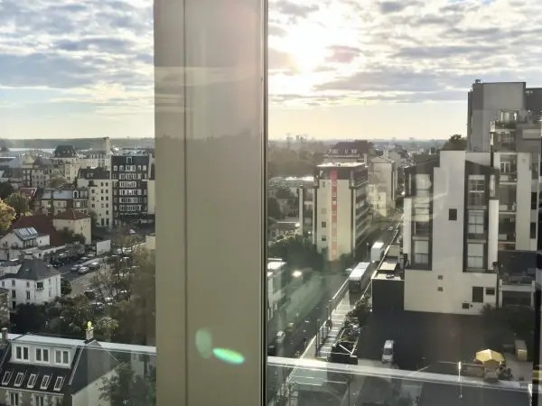 Fenêtre_Reflechissante_Et_Lumineuse