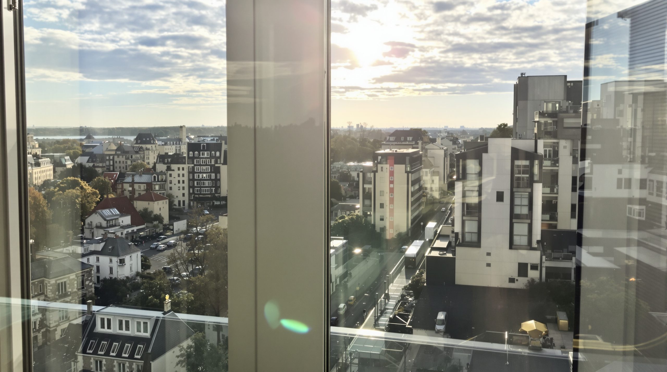 Fenêtre_Reflechissante_Et_Lumineuse