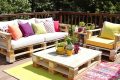 Mobilier design à moindre coût : transformez vos palettes en coin salon tendance
