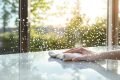 Nettoyage naturel des vitres : des astuces maison pour une brillance ultime