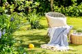 Éliminez les taches des meubles en paille grâce à cette astuce citronnée