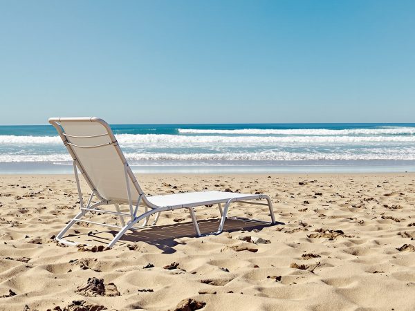 plage_ensoleillée_chaise_longue
