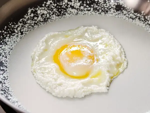 poele-oeuf-farine