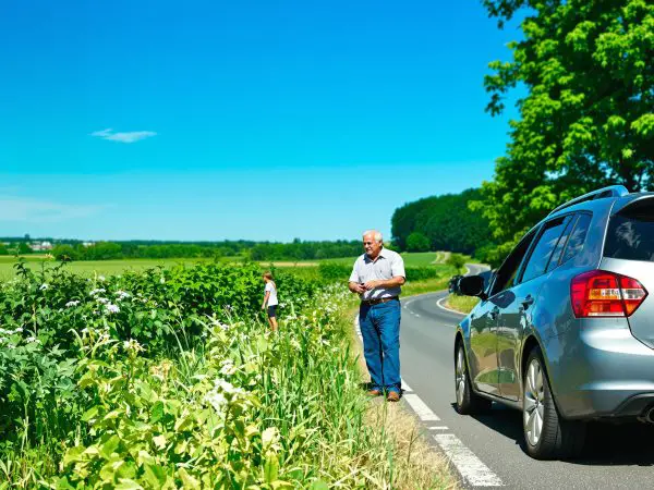 senior_conducteur_route_campagne