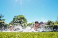 Jeux d’eau insolites : amusez vos enfants tout l’été sans vous ruiner