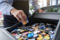 Cartes bancaires périmées : ne les découpez plus, recyclez les matériaux précieux