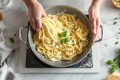 Cuisinez vos pâtes à la poêle : gagnez du temps et économisez de l’énergie