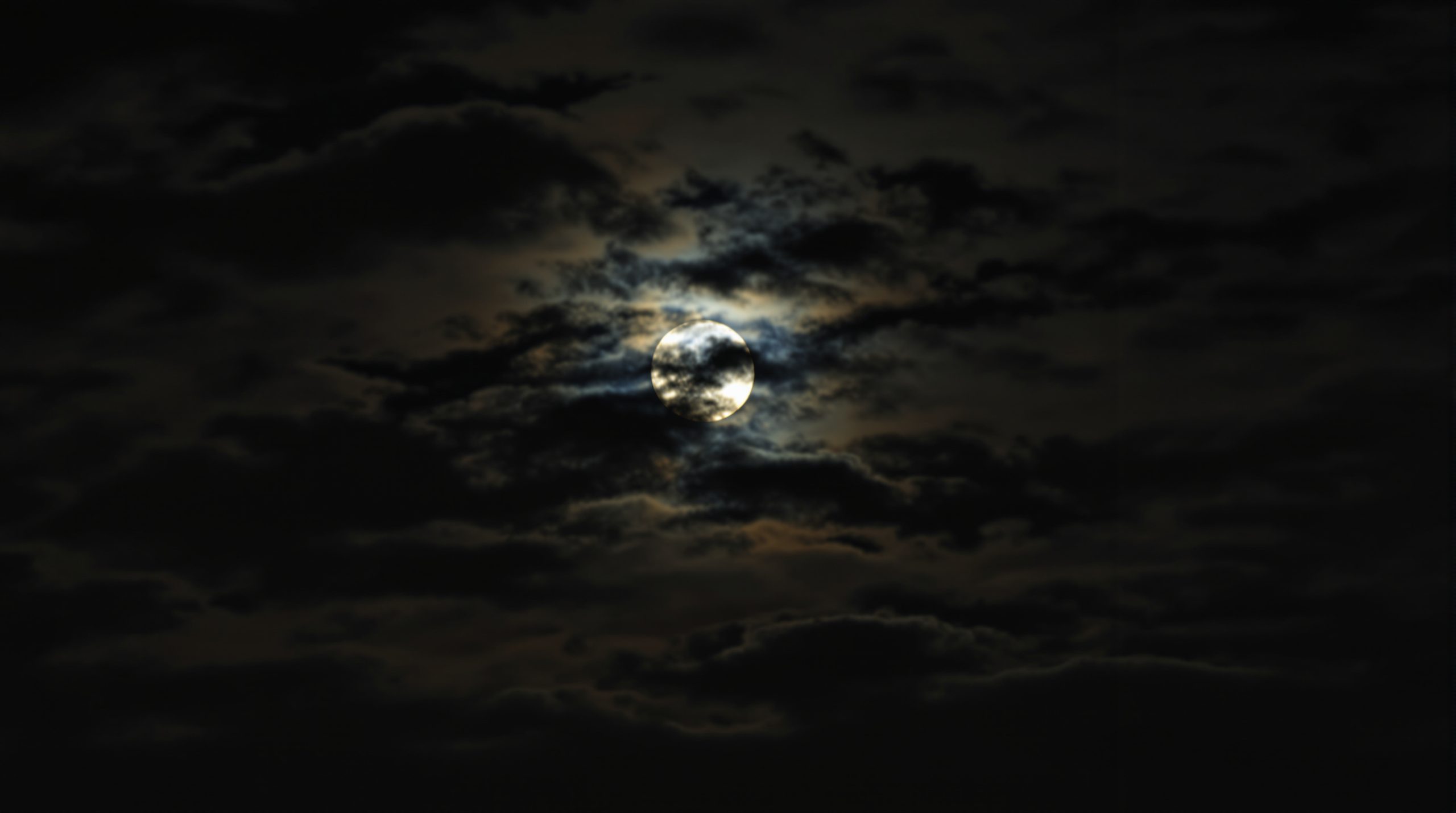clair-de-lune-silhouettes-nuageuses