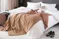 Énigme de l’hôtellerie : la petite couverture au pied du lit dévoilée