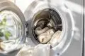 Vinaigre blanc : l’astuce naturelle pour des serviettes douces et moelleuses