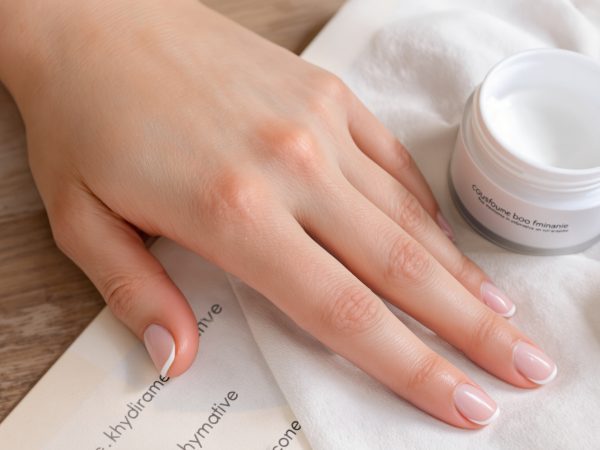 main_ongles_creme