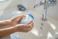Éliminez le calcaire de vos toilettes avec une simple canette de soda