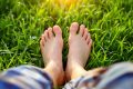 Démangeaisons aux pieds : révélations spirituelles et avertissements médicaux à connaître