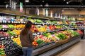 Produits bio : la grande distribution défie les boutiques spécialisées avec des prix cassés