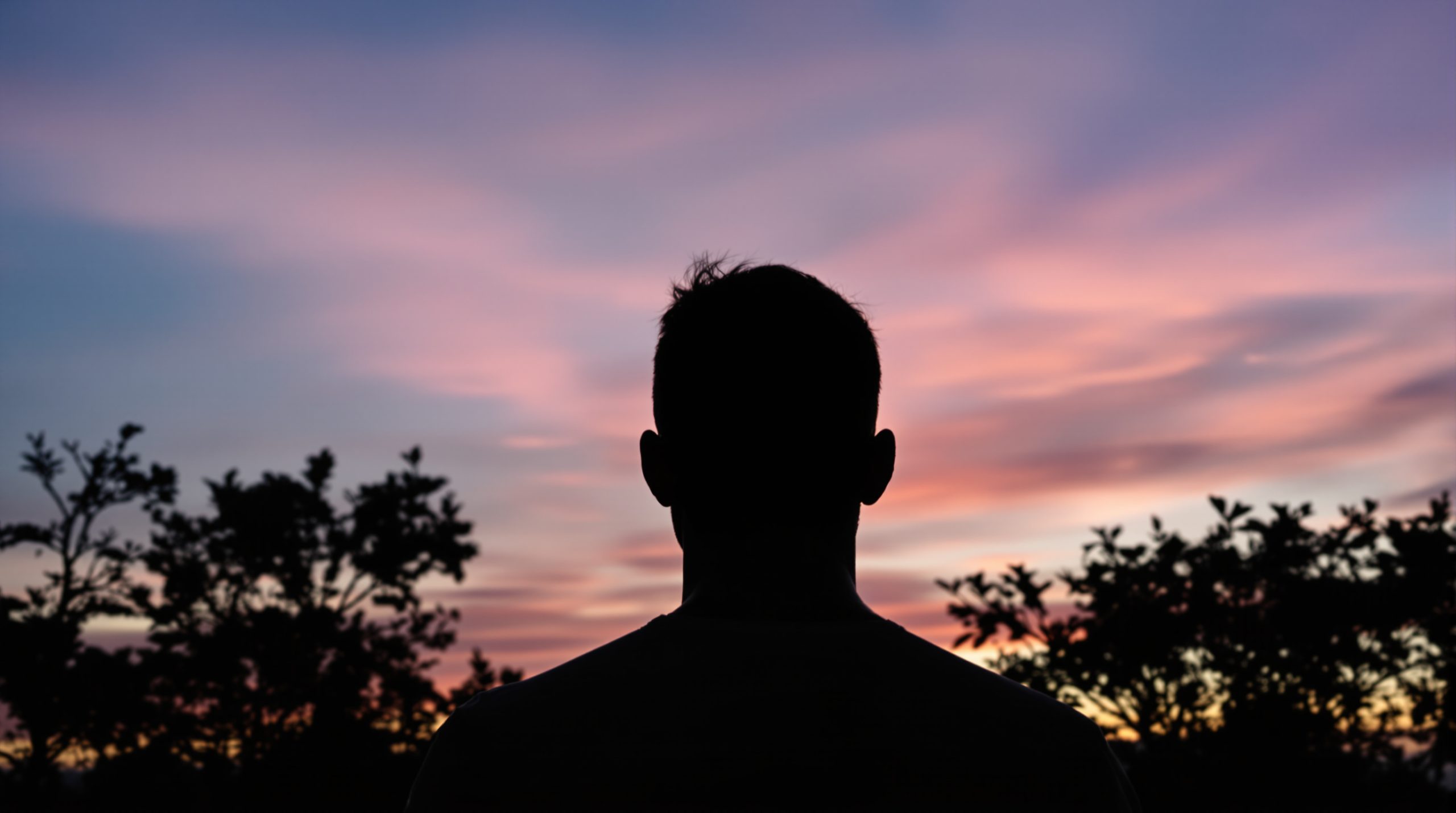Mort imminente : l'expérience terrifiante et méconnue d'un rescapé bouleverse silhouette_nature_coucher_de_soleil