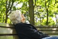 Seniors : les bienfaits méconnus de la solitude choisie sur le bien-être